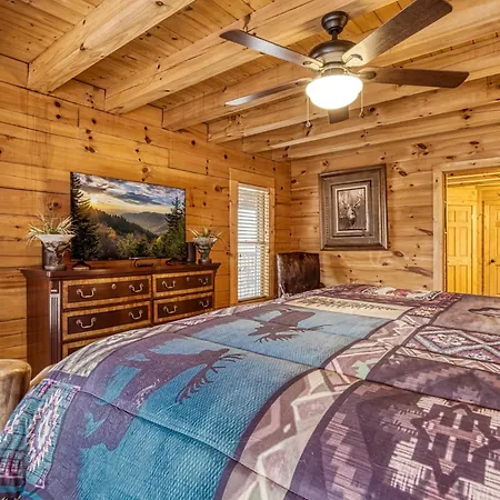 Bear Hug Cabin Gatlinburg Convenient To Everything!-2